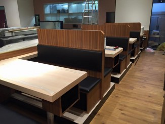 名古屋市回転すしベンチシート特注品